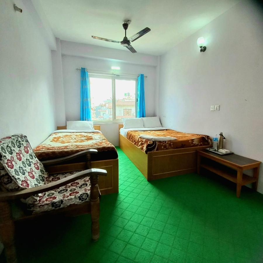 Hotel Aarjan And Restaurant Pokhara Extérieur photo